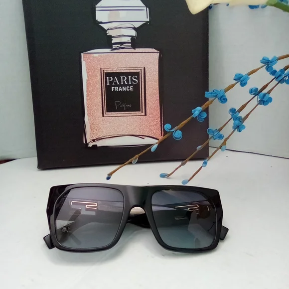 Fendi Sunglasses FE40124i 01B 54 21 145 Black with Gold Accent Fendi Grey Gradient Browline Ladies Sunglasses FE40124I 01B  main image 4